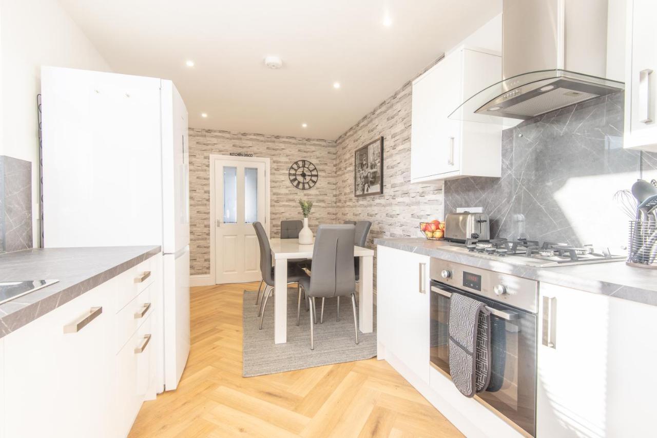 Bright, Fresh, Renovated 3 Bedroom Apartment In The Heart Of Montrose Ангъс Екстериор снимка
