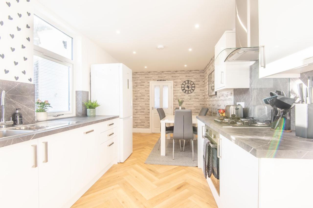 Bright, Fresh, Renovated 3 Bedroom Apartment In The Heart Of Montrose Ангъс Екстериор снимка